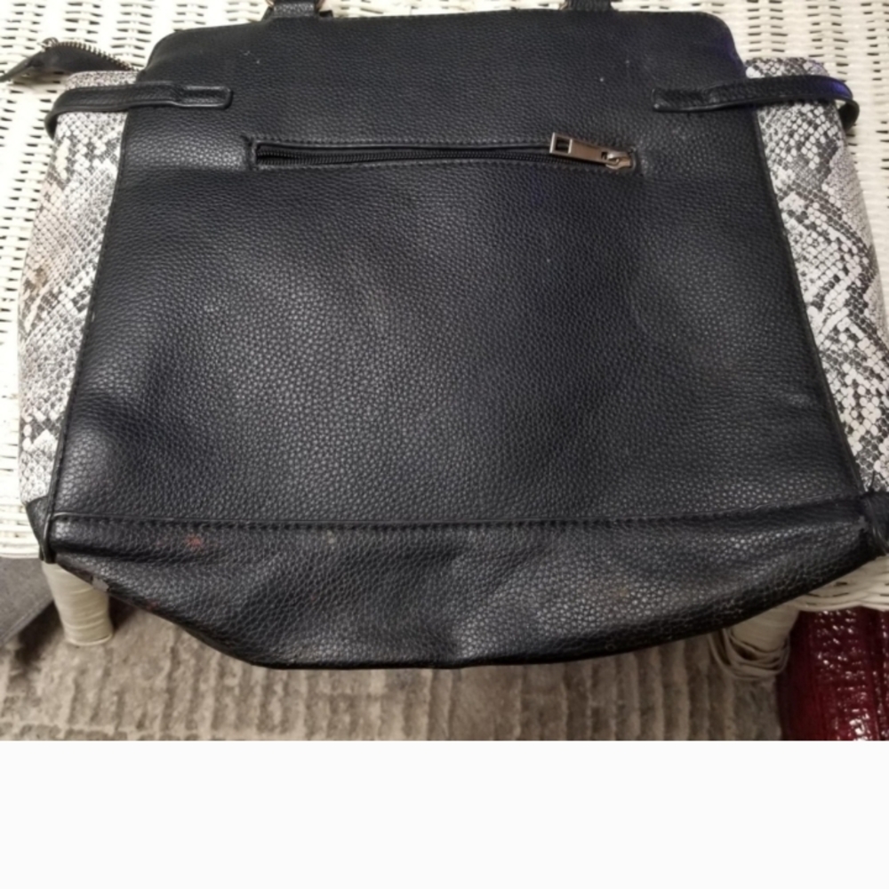 Black Backpack with Structured Shape and Zipper Closure
